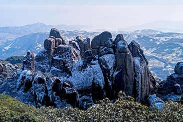 《雪卧群峰》
