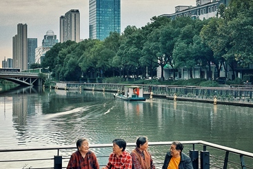 《娄江之畔，幸福阿婆的悠闲之晨》