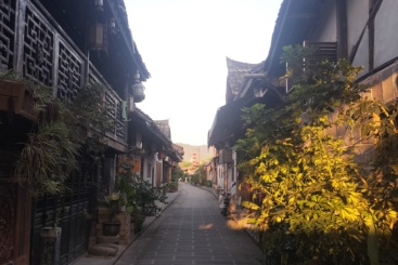 路尽是青山