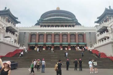 礼堂之下
