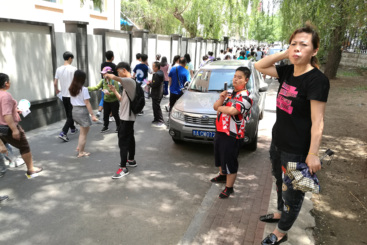 迎接考生的家长