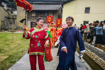 《迎亲路上》