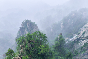 雨色山蒙