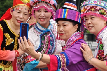 自拍自乐。