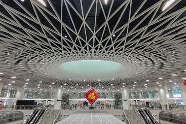 张灯结彩的岗厦北地铁换乘站