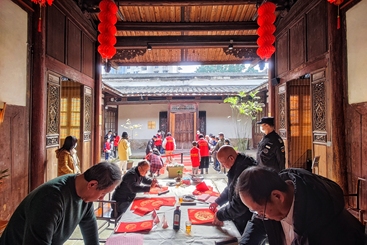 挥毫泼墨迎福到
