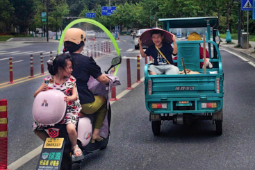 《放学路上》+华为Mate50+2024.07.27摄于浙江省遂昌县妙高街道+叶水福