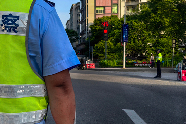 《执勤交警》+华为Mate50+2024.07.13摄于浙江省遂昌县妙高街道+叶水福