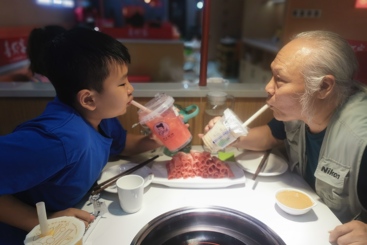 瞧，这爷孙俩儿