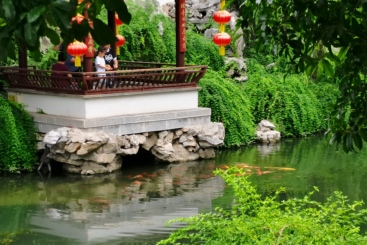 《亭边童趣鱼戏》
