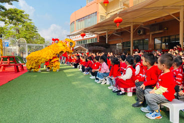 幼儿园里的醒狮表演