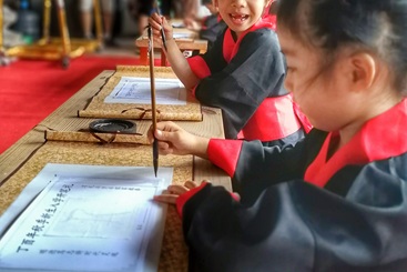 开笔礼上的小女孩