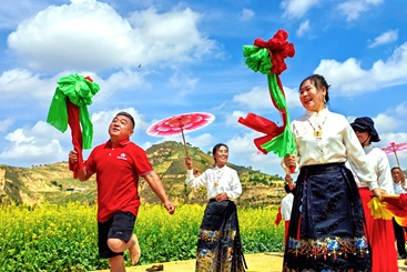 《乐在眠虎沟油菜花海》