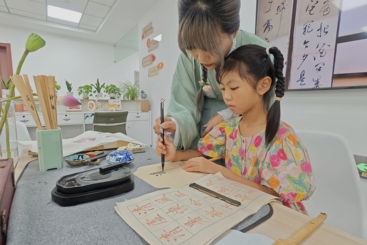 教女孩写字