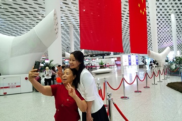 与国旗合影