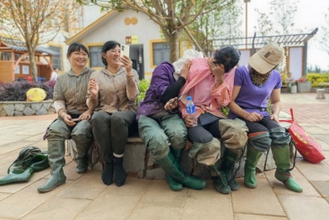 劳动间隙的手机欢拍