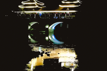 《风雨桥夜色美》