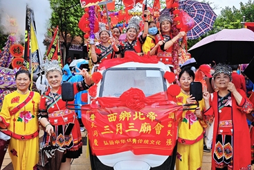 快乐姐妹赶庙会