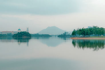 《松湖烟雨》
