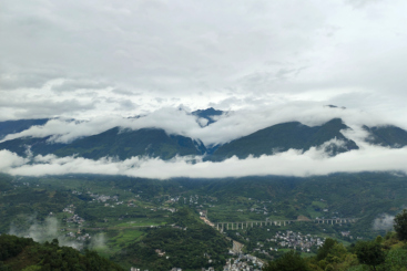 苍山束玉带