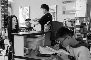 《理发店里的父与子》