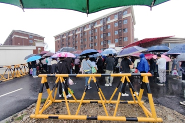 《雨中接送》