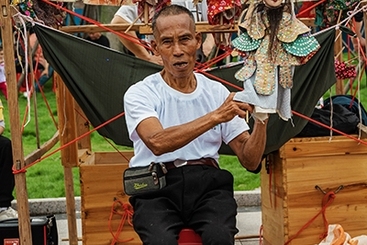 唱木偶戏的老艺人