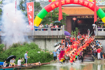 龙舟顺水