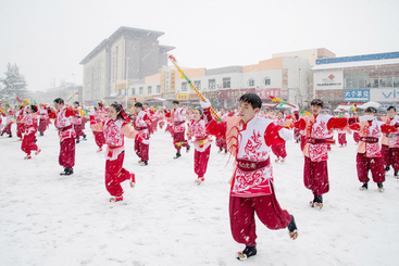 瑞雪连钱庆丰年