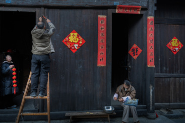 贴春联