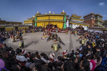 跳金刚法舞祈新年福
