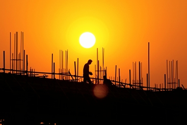 夕阳下的建筑工人