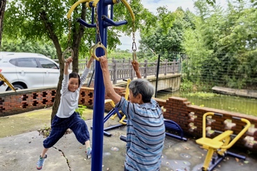 老幼齐乐在乡村