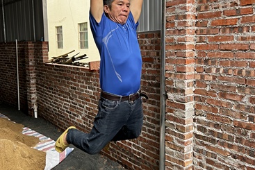 家庭自制单杠  乡村运动有妙招！
