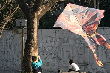 忙趁东风放纸鸢