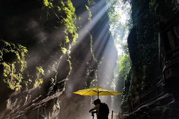 地缝下的光影