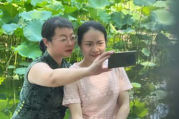 程映林+荷花池边的姐妹+单幅+135****3436+第六届美丽中国