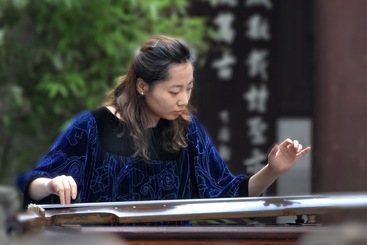 《抚》