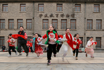 《孩童笑语迎新春，文博门前乐翻天》
