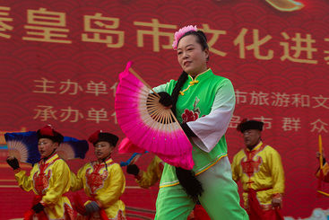 昌黎秧歌女演员表演  陈庆勃拍摄 157****8478  拍摄地：秦皇岛市人民广场  2025年2月2日