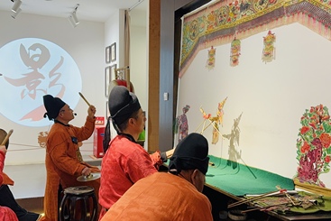《幕后光影，匠心传承 —— 皮影后台一瞥》