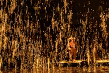 铁花雨下