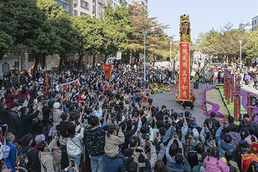 共赏民俗?万人空巷