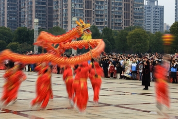 《红龙闹元宵》