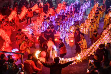 火龙舞新年