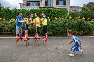 孩子们的高跷秧歌（秧歌）   