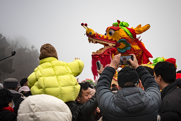 《摸龙头》