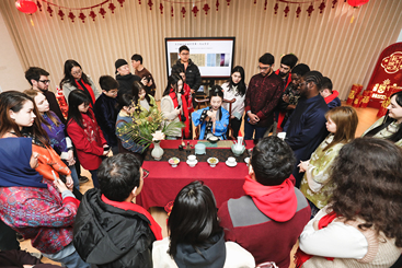 《外国友人体验非遗宋式点茶技艺》