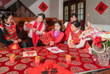 共剪窗花别样红