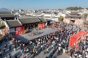 《古城新年》